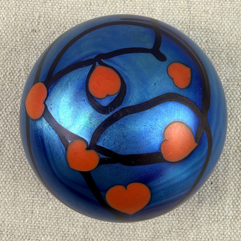 Vtg 1973 Lundberg Studios Hearts and Vines Iridescent Blue Art Glass Paperweight
